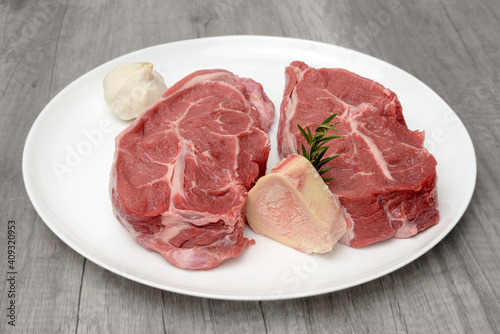 viande paleron de boeuf cru sur assiette photo