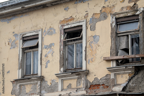 Fenster eines abbruchreifen hauses in einer europäischen Innenstadt - Verfall eines Altbaus