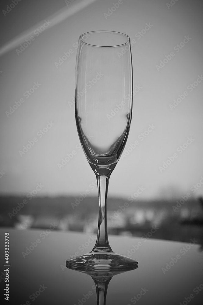 Obraz premium An empty transparent elegant tall glass stands on the table