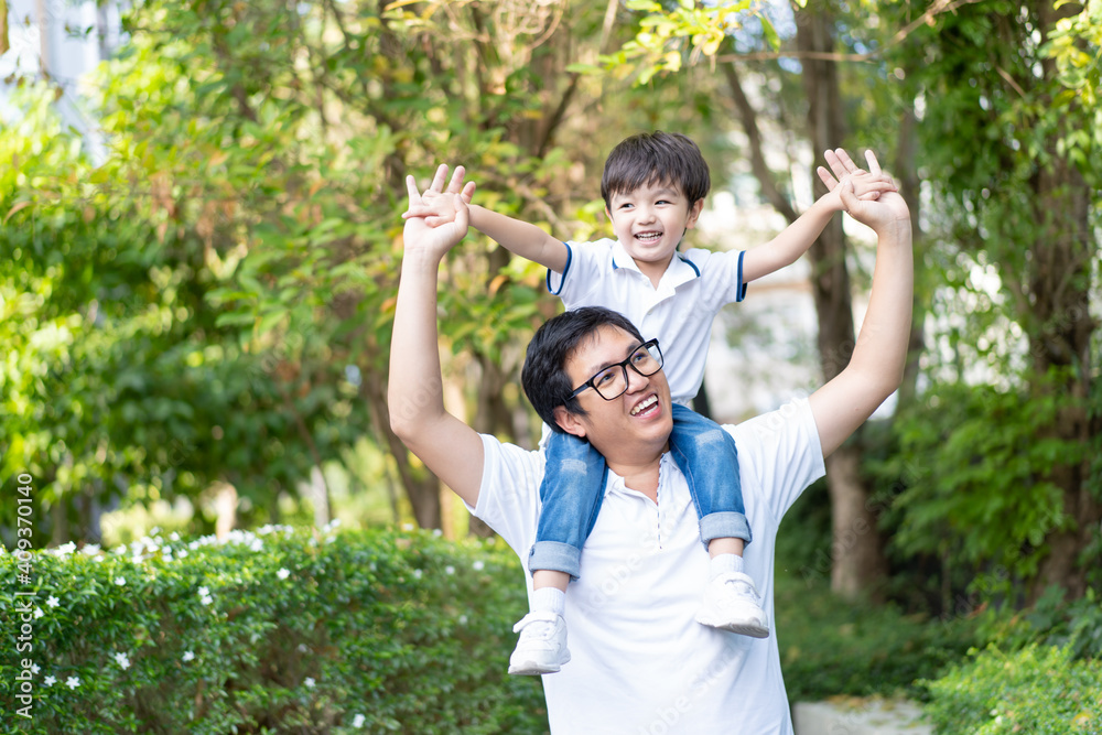 Obraz premium Happy Asian family concept, little happy young boy playing with his father at the garden
