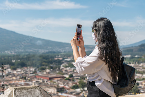 Mujer joven en la Antigua Guatemala de turismo en época de pandemia.