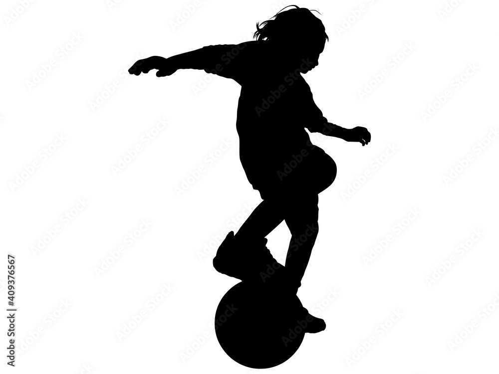 ボールをさばくサッカー少年のシルエット