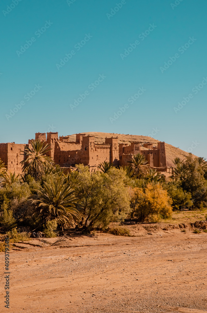 Obraz premium Vertical view of the ancient Kasbah (fortress) in the town of Aid Benhaddou in the desert in Morocco