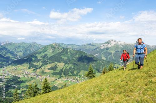 Entspannte Wanderung über dem Kleinwalsertal mit Ausblick auf den Hohen Ifen und das Walmendinger Horn