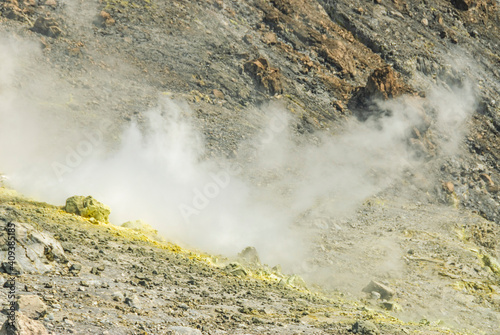 Liparische Inseln- schwefelhaltiges Gestein und Dampfwolken am Vulcano-Krater