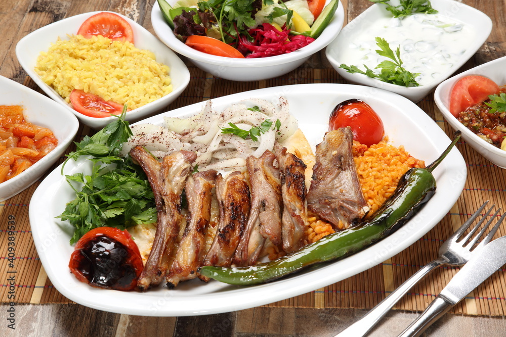 grilled lamb ribs served with tomato pepper and onion with sumac grilled lamb ribs served with tomato pepper and onion with sumac