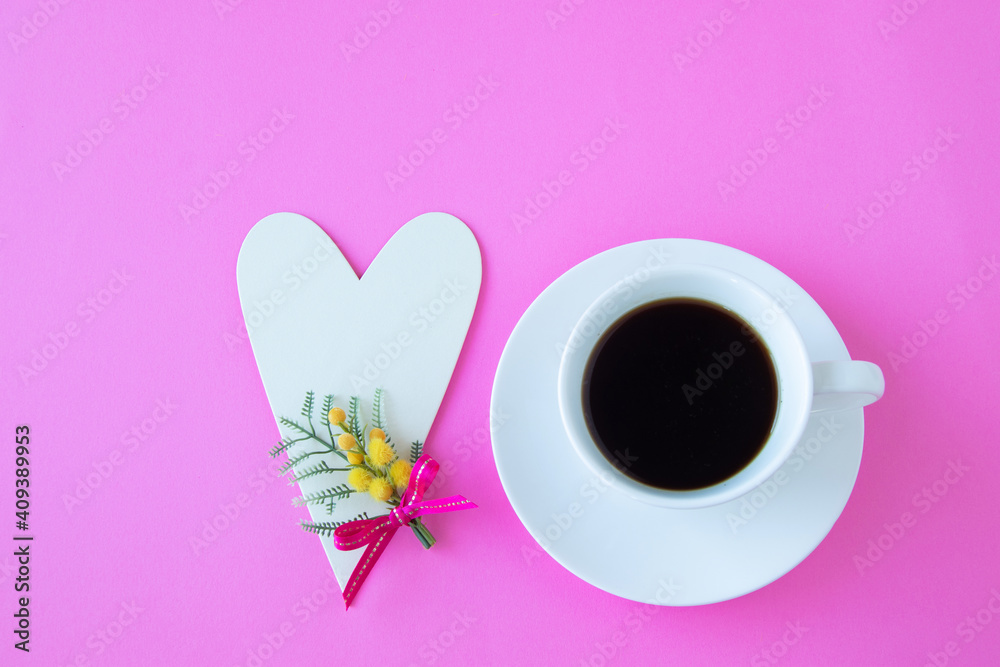 コーヒーカップとリボンを付けたミモザ(造花)のデザイン(ピンクの背景) コーヒーカップとリボンを付けたミモザ(造花)のデザイン(ピンクの背景)