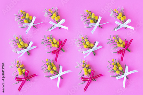 リボンを付けたミモザ（造花）のパターン © HanaPhoto