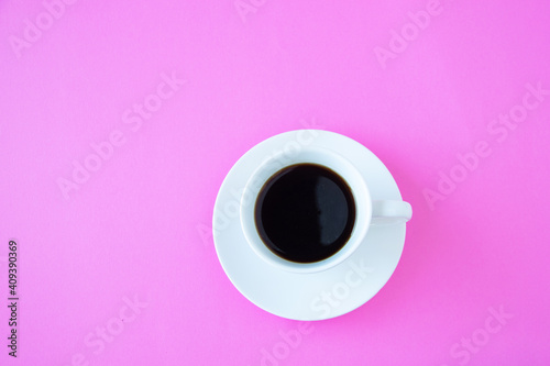 白いカップのコーヒーとピンクの背景