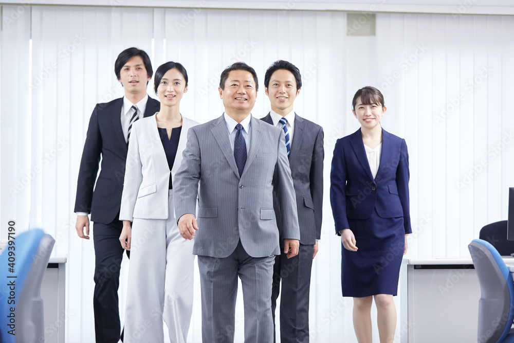 オフィスを歩く会社員 オフィスを歩く会社員