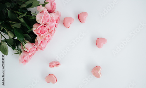 Heart-shaped macaroons with pink flowers and roses