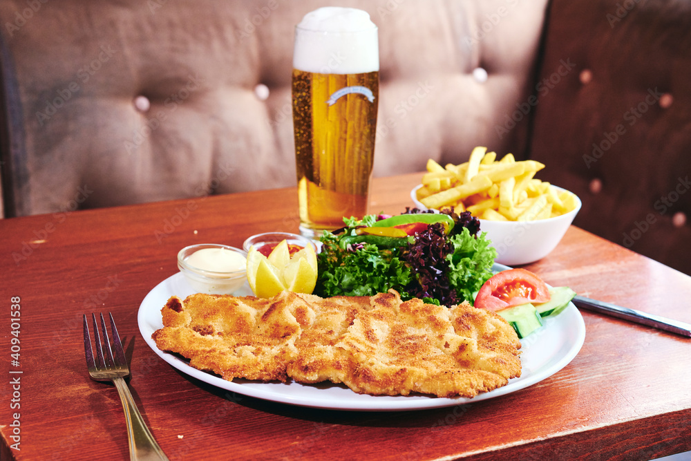 Schnitzel mit Pommes und Bier im Wirtshaus zum Essen Stock Photo Adobe Stock