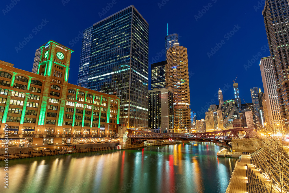 Obraz premium Scene of Chicago riverwalk cityscape at the twilight time, USA downtown skyline, illinois, United state of america, Architecture and building,travel with tourist concept