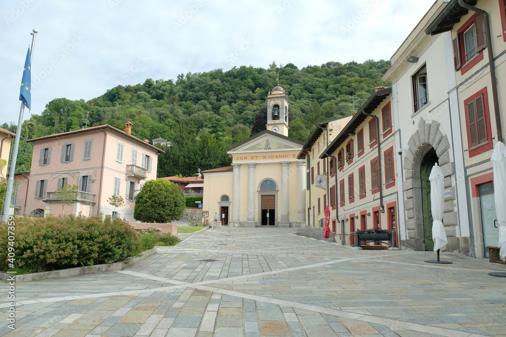 La chiesa parrocchiale di San Giovanni Evangelista a Montorfano in provincia di Como, Lombardia, Italia.