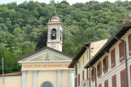 Tableau sur toile La chiesa parrocchiale di San Giovanni Evangelista a Montorfano in provincia di Como, Lombardia, Italia