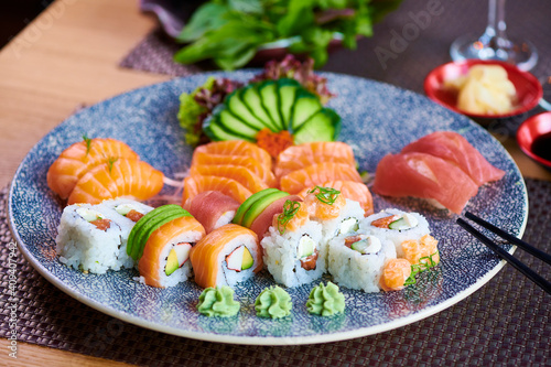 Sushi Variationen Platte Zubereitung mit Lachs Tunfisch und Avocado