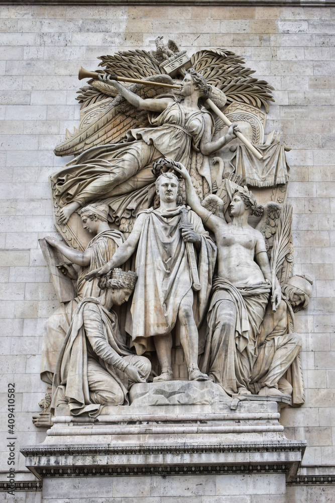 20180814 Detalle escultorico de Napoleon Bonaparte siendo coronado en un lateral del Arco del Triunfo de Paris