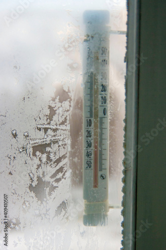 Thermometer to measure the temperature of the environment.