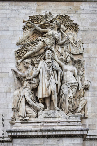 20180814 Detalle escultorico de Napoleon Bonaparte siendo coronado en un lateral del Arco del Triunfo de Paris