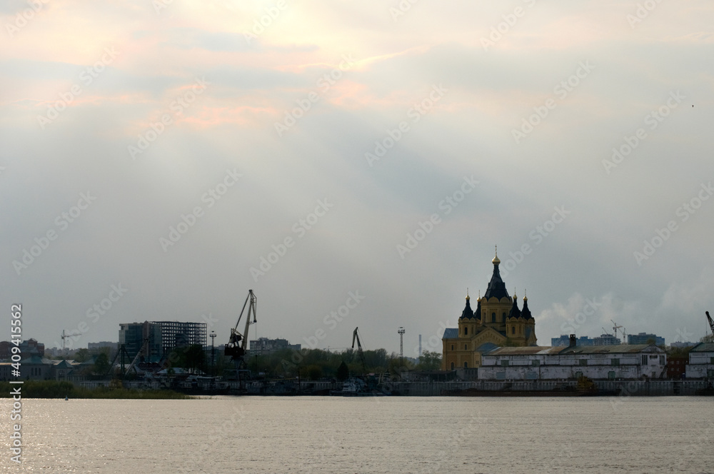 Obraz premium Panoramic view of Nizhny Novgorod. View of the Nizhnevolzhskaya Embankment and the Nizhny Novgorod Kremlin, a city on the Volga River Russia