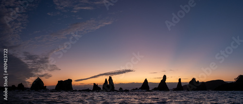 Schilderij op canvas Panormic view of silhouette of Hashigui-iwa Rocks at dawn in Kushimoto City, Wak