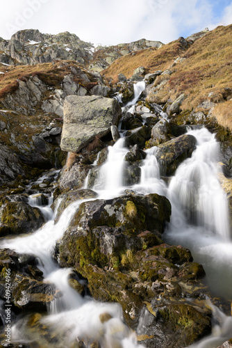 cascade de montagne en automne - Alpes Suisse