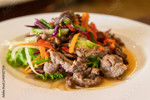 Spicy salad of grilled beef with herb.