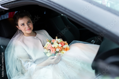 Foto the groom gives his hand to the bride from the car, the politeness and gallantry