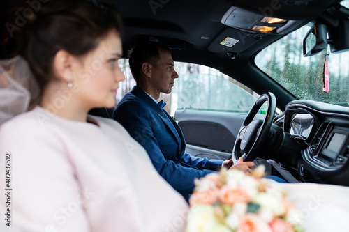 Foto the groom gives his hand to the bride from the car, the politeness and gallantry