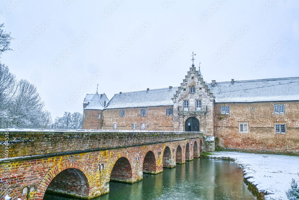 Mittelalterliche Wasserburg in Hülchrath im Winter