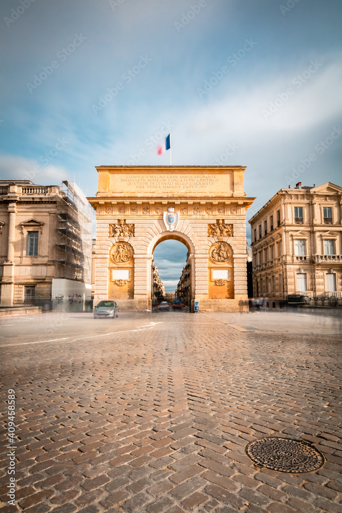 Fototapeta premium Arc de Triomphe de Montpellier et son trafic en long exposition (Occitanie, France)