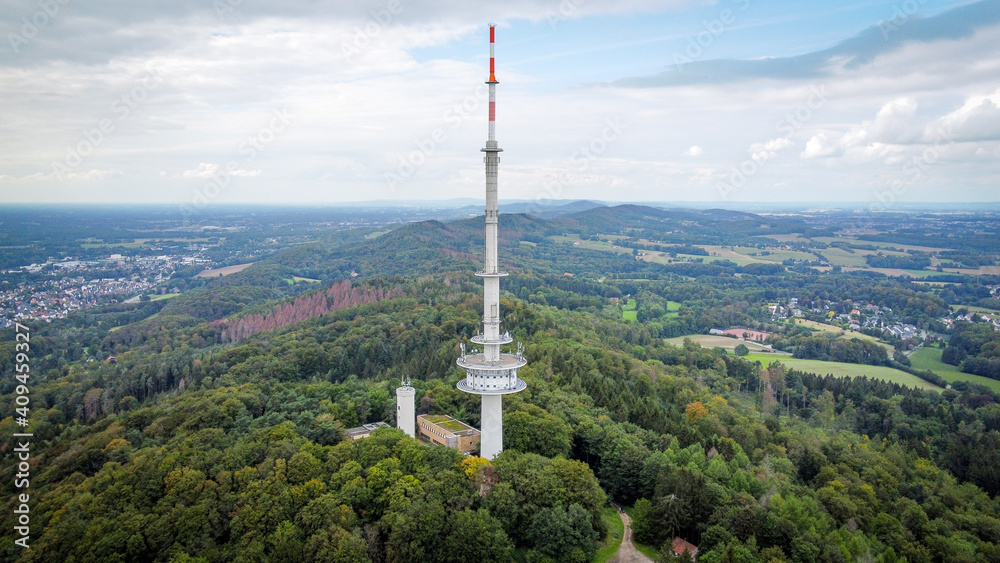 Obraz premium Television tower in a green forest