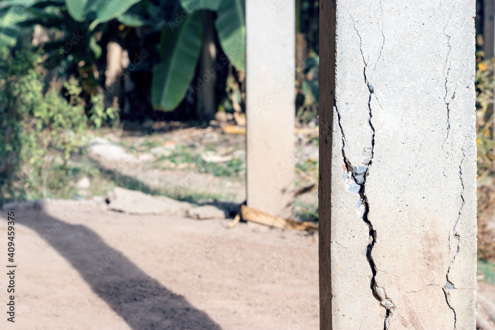 Broken concrete pillars affect the strength of the building structure Broken concrete pillars affect the strength of the building structure