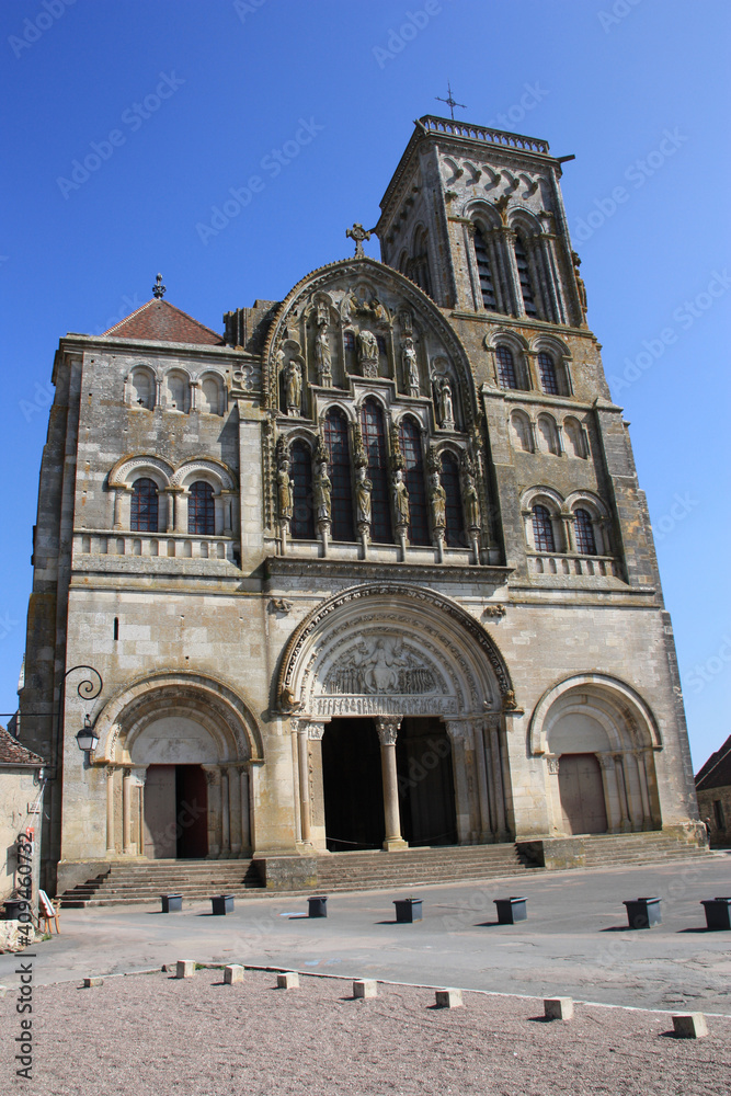 Façade romane de la basilique de Vézelay en Bourgogne, France
