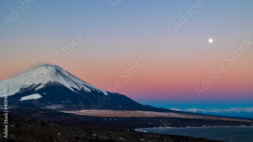 富士山　ビーナスベルトと月 © Yuuki Kobayashi
