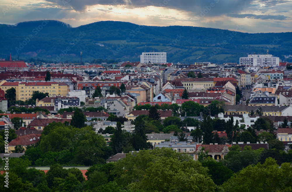 Blick über einen Teil der Stadt Wien, von den Anhöhen von Schloss Schönbrunn fotografiert - View of a part of vienna, picture taken from the hill at castle Schönbrunn