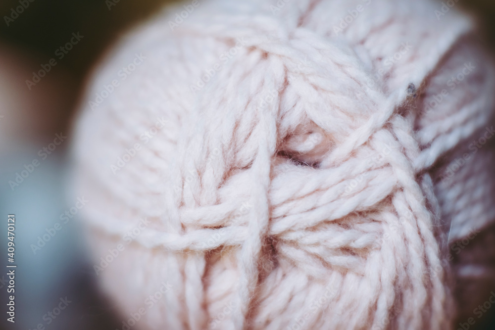Close up sur les fils d'une pelote de laine Close up sur les fils d'une pelote de laine