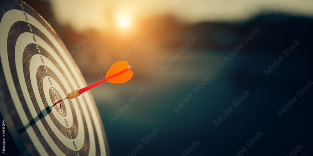 Φωτογραφία bullseye target or dart board has red dart arrow throw hitting the center of a shooting for business targeting and winning goals business concepts