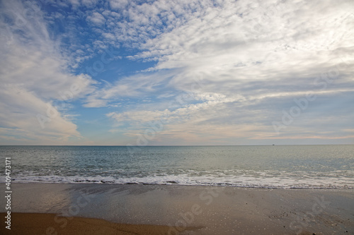 Fototapeta Naklejka Na Ścianę i Meble -  calming beach scene and cloudy sky