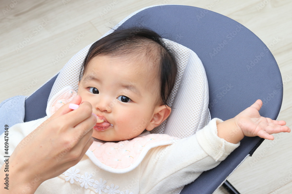 リビングで離乳食を食べさせてもらっている赤ちゃん