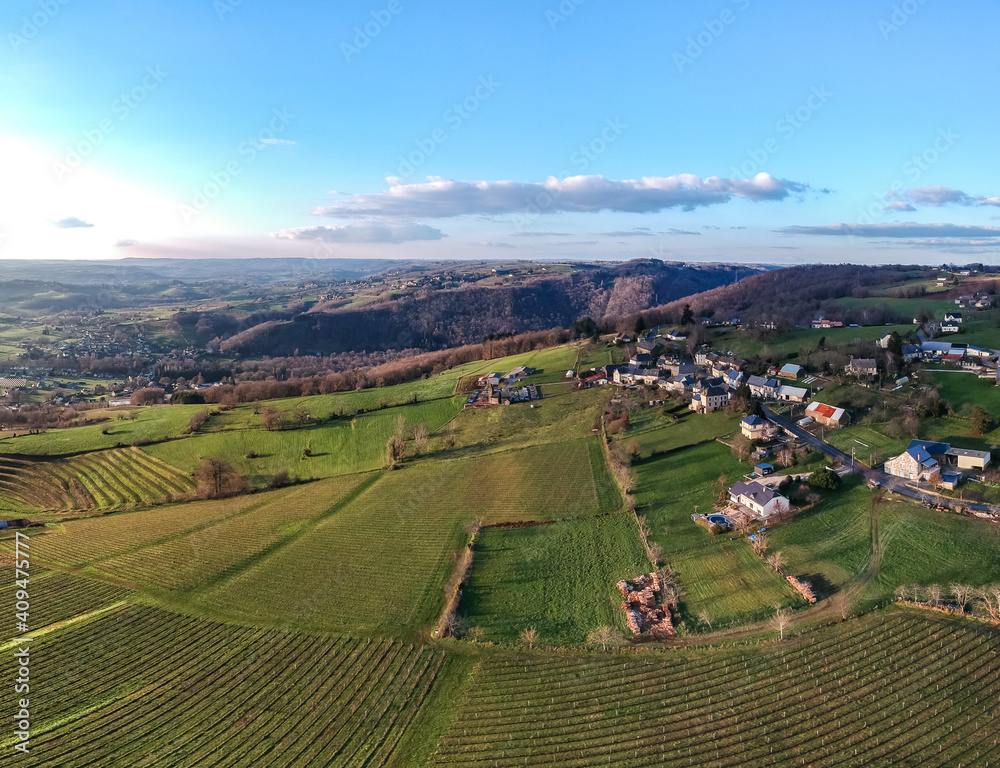 Allassac (Corrèze, France) - Vue aérienne de la vallée de la Vézère et des vignobles depuis la Chartroulle