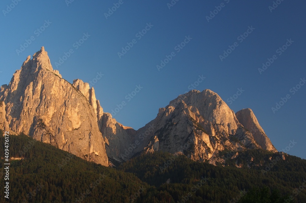 Der 2563 m hohe Schlern ist ein Berg in den Südtiroler Dolomiten in Italien.