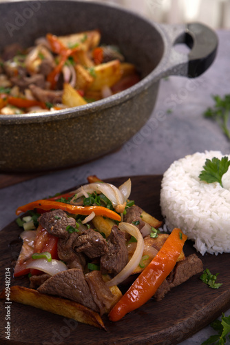 Peruvian dish known by the name of lomo saltado, prepared with pieces of beef tenderloin, tomatoes, yellow pepper, peppers, onion and other vegetables.