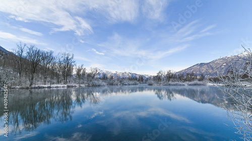 Paesaggio con vista sul lago, in inverno, con la neve sulle montagne