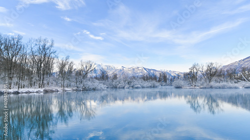 Paesaggio con vista sul lago, in inverno, con la neve sulle montagne © fotonaturali