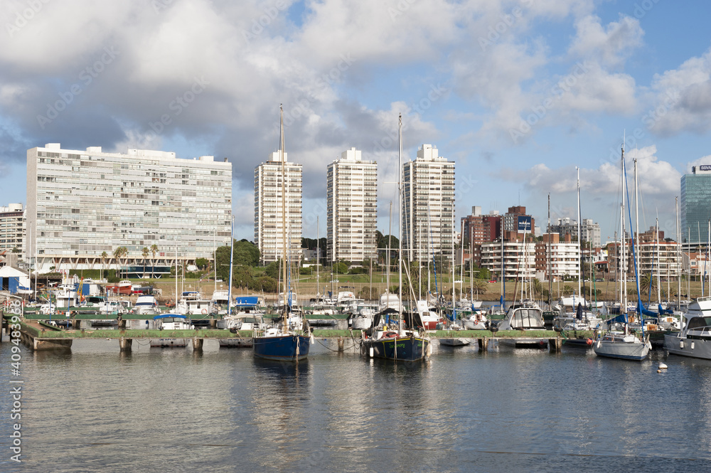 Montevideo marina and skyline, Uruguay, South America.Montevideo Jachthafen und Skyline, Uruguay, Südamerika.