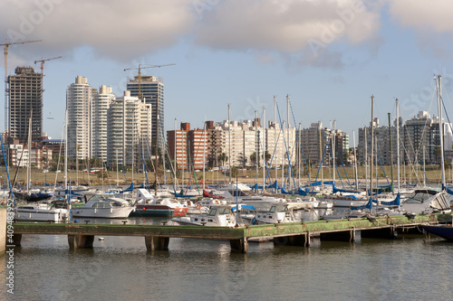 Montevideo marina and skyline, Uruguay, South America.Montevideo Jachthafen und Skyline, Uruguay, Südamerika.