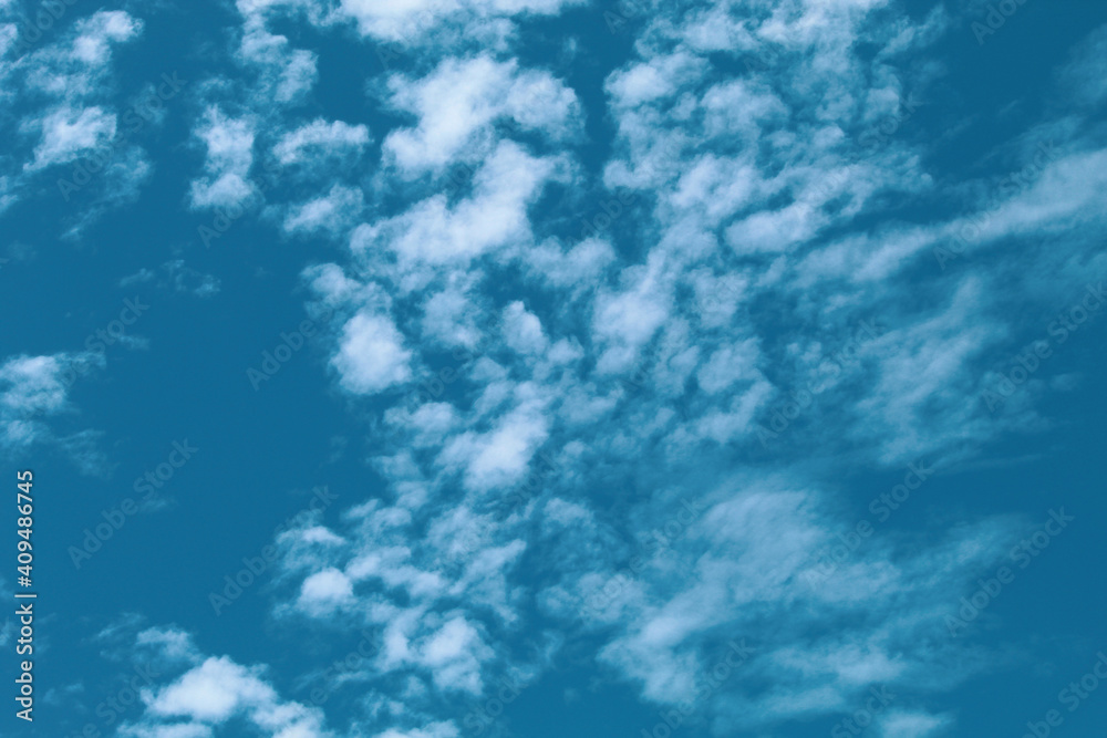 CÉU AZUL COM NUVENS BRANCAS. CÉU AZUL COM NUVENS BRANCAS.