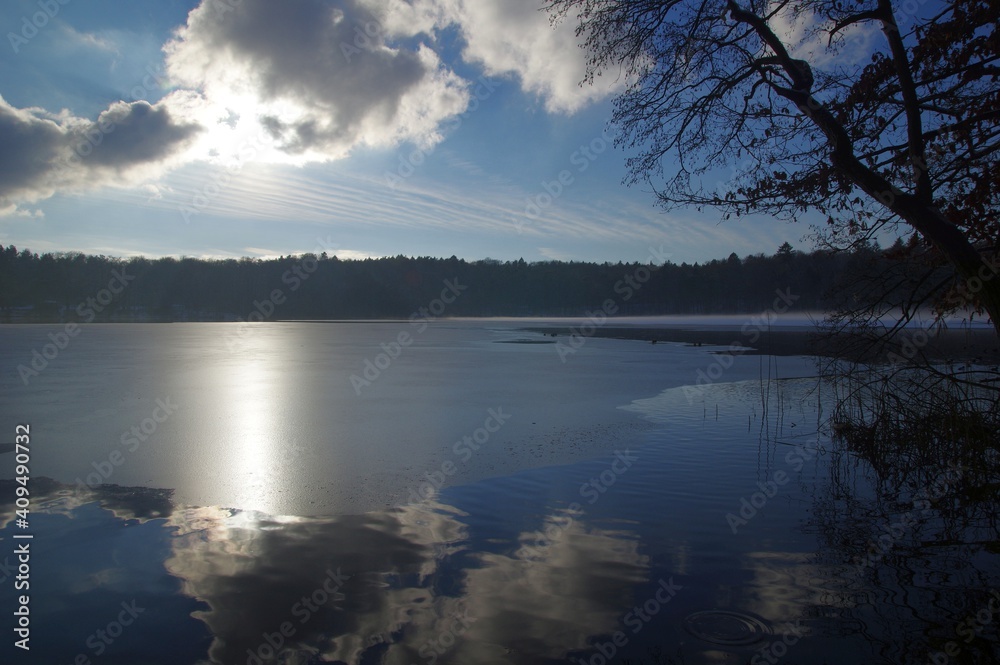 Spiegelnde Sonne am lütauer See im Winter
