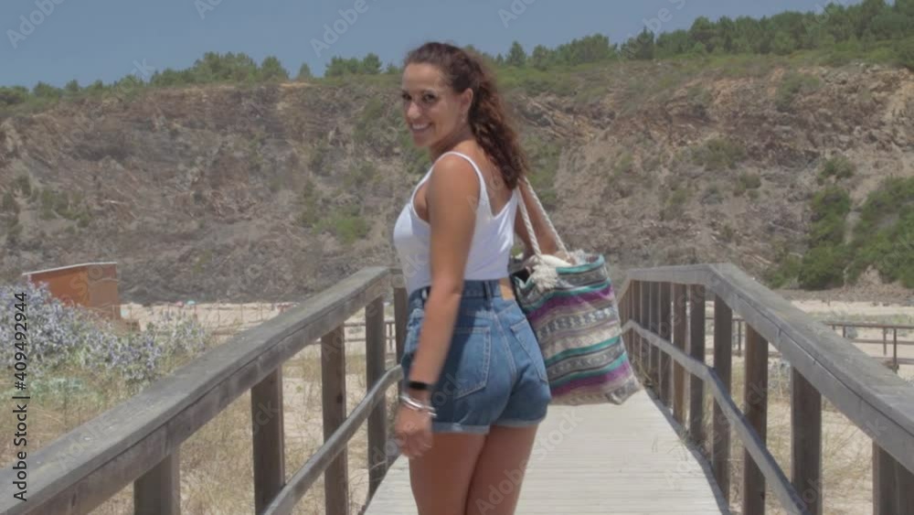 mujer joven y atractiva en triquini en el paraíso tropical en Praia do Odeceixe, en Portugal